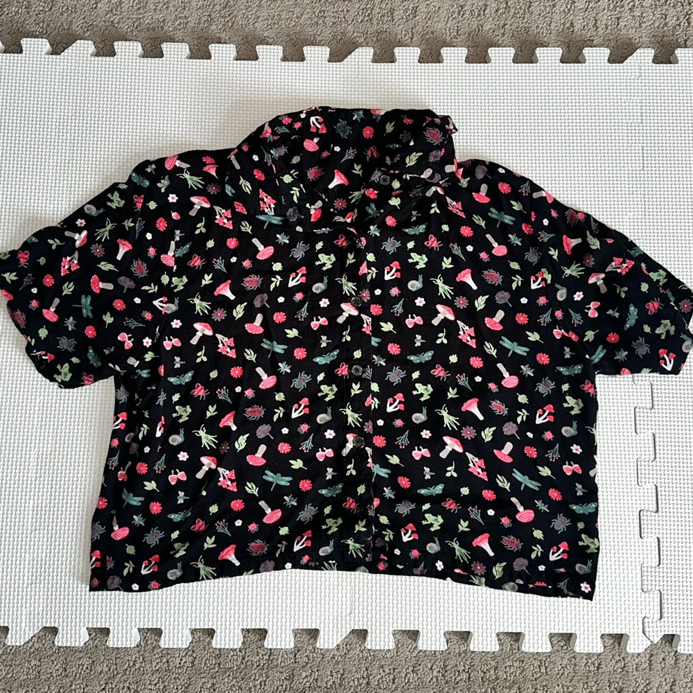 Hot Topic Black Floral Short Sleeve Shirt